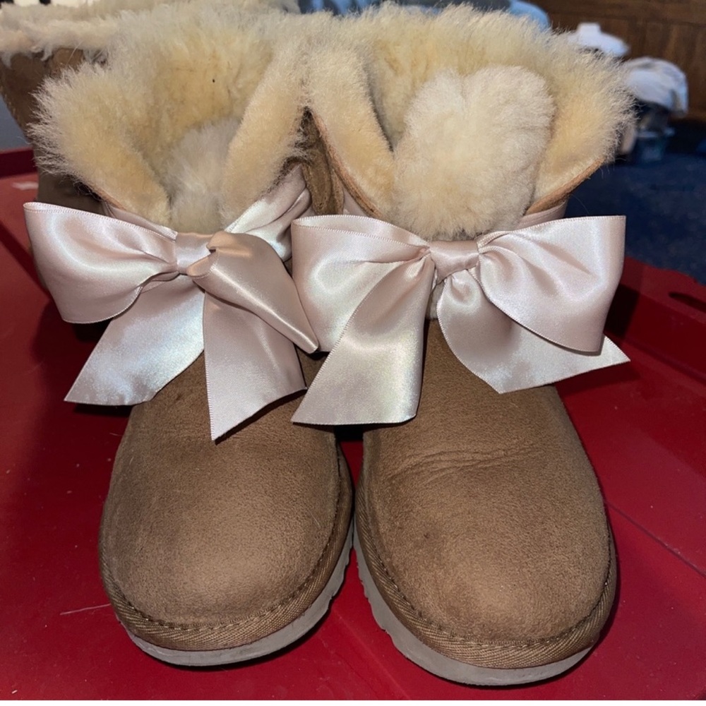Gita bow Uggs
